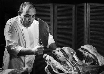 José Gordón travaillant la viande